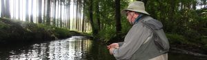 Rudy van Duijnhoven beim Fliegenfischen an den Hirschberger Bächen