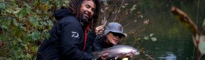 Mirjana Pavlic und Patrick Owomoyela beim Fliegenfischen