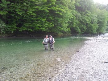 Fliegenfischer am Fluss in Slowenien