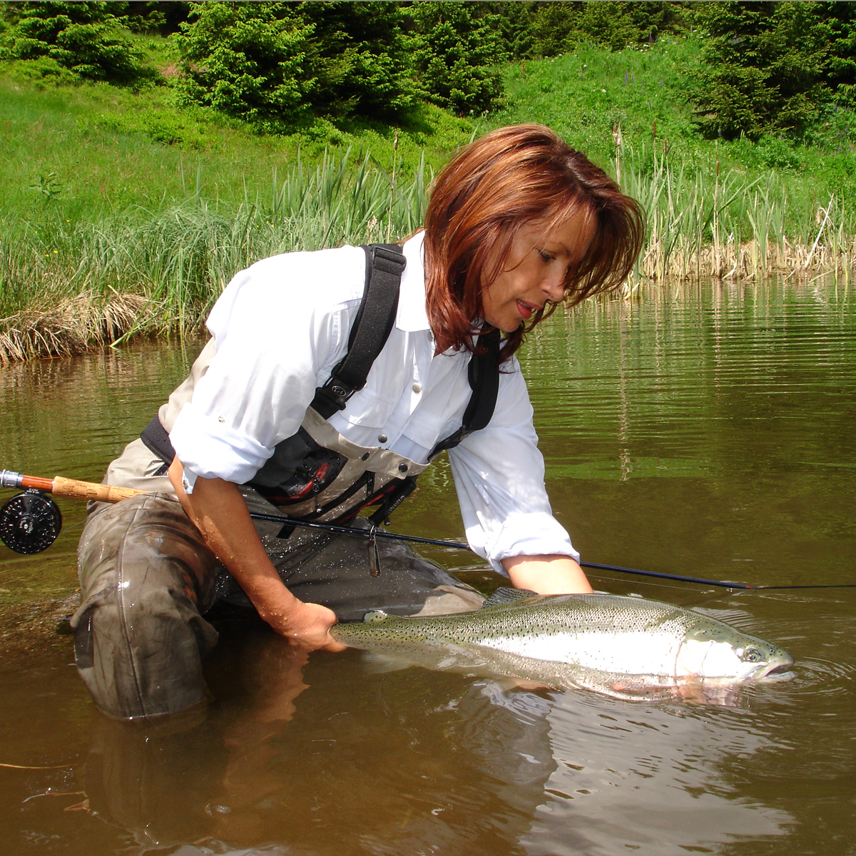 Mirjana Pavlic beim Fliegenfischen auf Regenbogenforellen