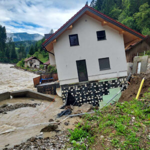 Bei der Flutkatastrophe an der Savinja in Slowenien ist ein Haus abgerutscht und nicht mehr bewohnbar.