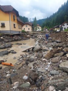 Die-Flutkatastrophe-Savinja-Slowenien-hat-die-ganze-Strasse-weggespuelt