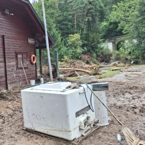 Überschwemmtes Vereinsgelände des Fischerclubs Ljubno und beschädigte Einrichtung an der Savinja.
