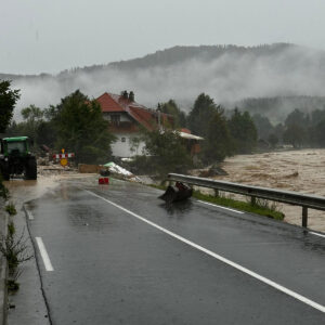 Flutkatastrophe-Slowenien-Savinja-ueberspuelte-Strassen