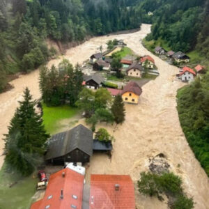 Savinja-Slowenien-Flutkatastrophe-von-Aussenwelt-abgeschnitten