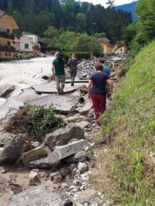 Strassen-und-Wege-wurden-bei-der-Flutkatastrophe-Savinja-Slowenien-einfach-weggespuelt